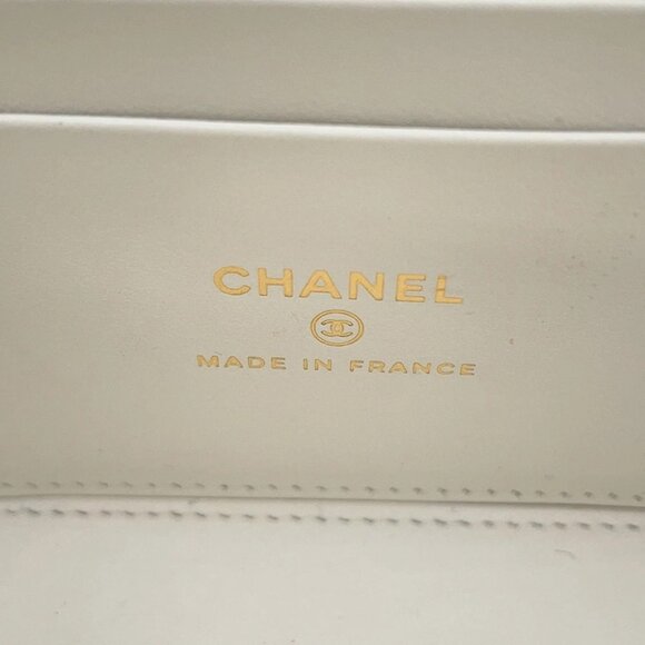 CHANEL Vanity ChainShoulder Bag Calfskin White - Picture 15 of 16